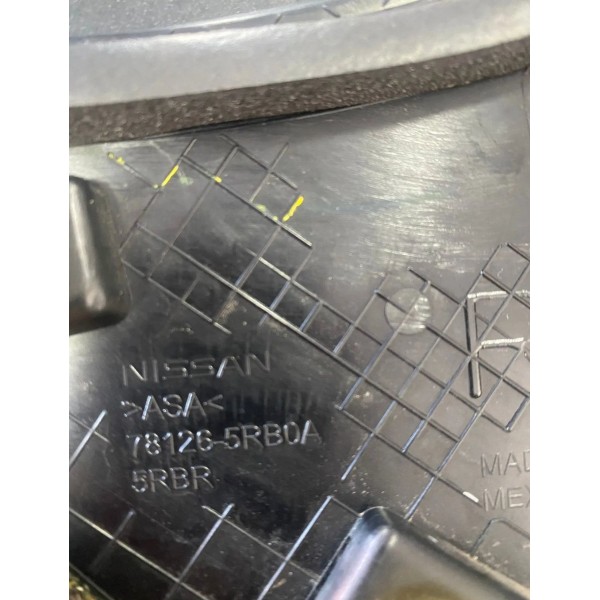 Acabamento Externo Coluna Traseira Direita Nissan Kicks